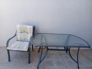 Mesa y 6 Sillas de Jardín con cojin.