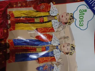 Disfraz azul con detalles dorados