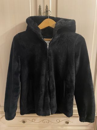 Chaqueta negra con capucha de pelo