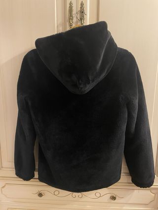 Chaqueta negra con capucha de pelo