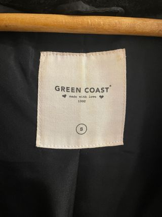 Chaqueta negra con capucha de pelo