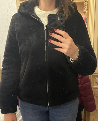 Chaqueta negra con capucha de pelo