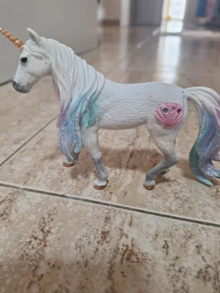 Unicornio blanco con crin de colores