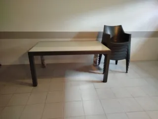 Mesa de jardín gris con 6 sillas y cojines