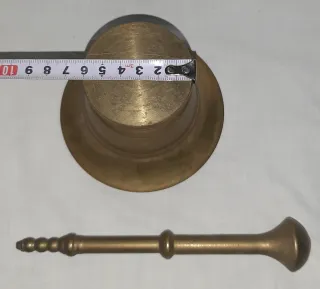 Mortero y mano de bronce antiguo