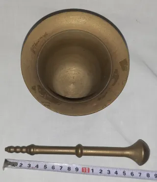 Mortero y mano de bronce antiguo