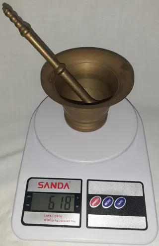 Mortero y mano de bronce antiguo