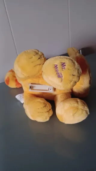 Gato de peluche naranja y amarillo