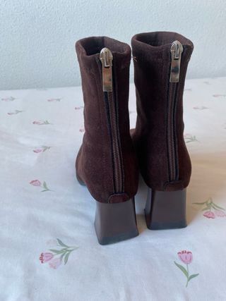 Botines de tacón marrón