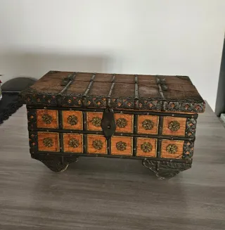 Cofre de madera decorado