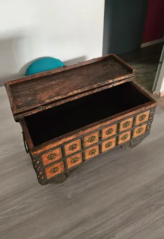 Cofre de madera decorado