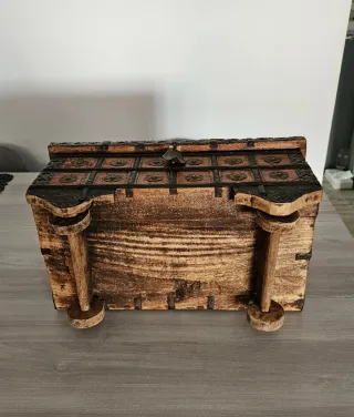 Cofre de madera decorado