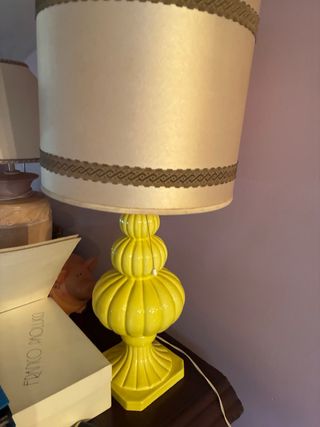 Lámpara de mesa cerámica amarilla