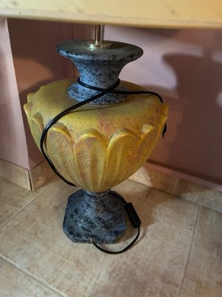 Lámpara de mesa cerámica amarilla