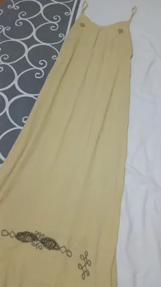 Vestido largo amarillo con detalles