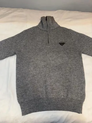 Chaleco Prada Gris Cremallera y Logo