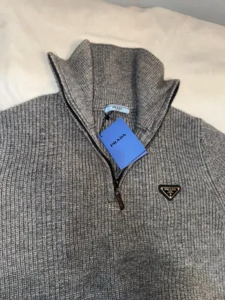 Chaleco Prada Gris Cremallera y Logo