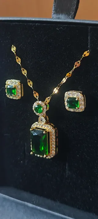 Conjunto collar y pendientes oro verde