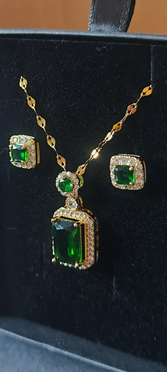 Conjunto collar y pendientes oro verde