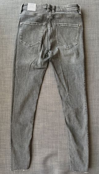 Sin estrenar: Pantalones vaqueros grises Mango