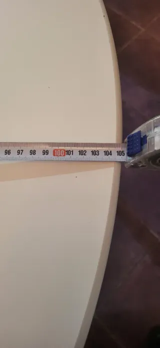 Mesa redonda blanca con 4 sillas negras de plástic