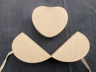 Scatola a forma di cuore con fiocco