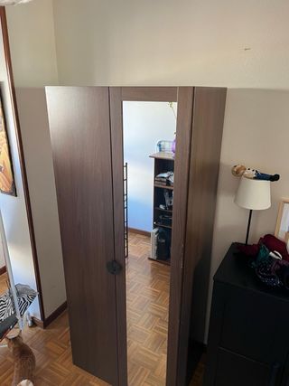 Armario marrón con espejo