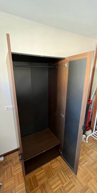 Armario marrón con espejo