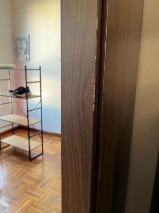 Armario marrón con espejo