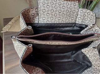 Bolso Guess Monogram Marrón y Beige