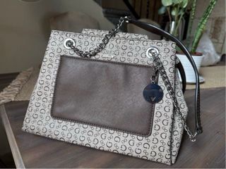 Bolso Guess Monogram Marrón y Beige