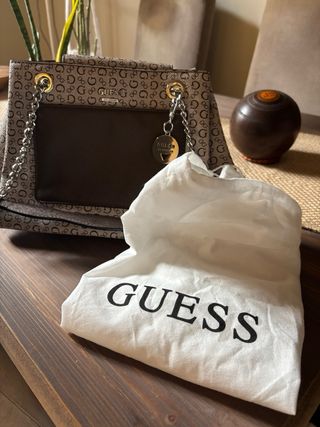 Bolso Guess Monogram Marrón y Beige
