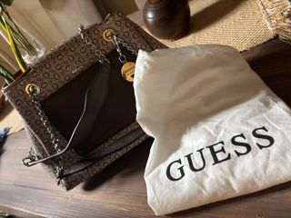 Bolso Guess Monogram Marrón y Beige