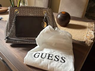 Bolso Guess Monogram Marrón y Beige