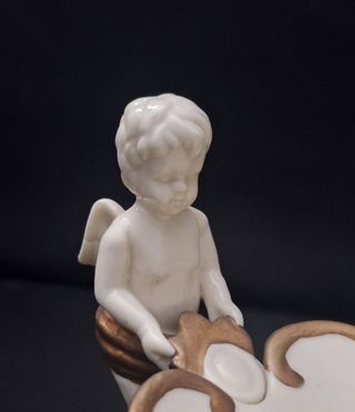 Antiguo centro de mesa de porcelana con querubines