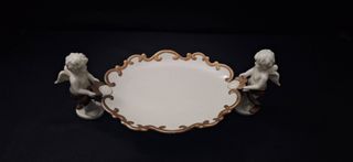Antiguo centro de mesa de porcelana con querubines