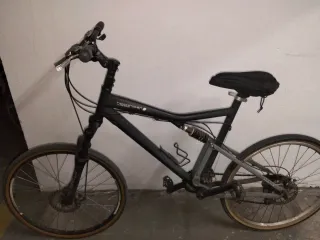 Bicicleta de montaña negra