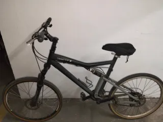 Bicicleta de montaña negra