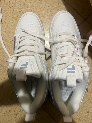 Zapatillas Fila Blancas y Grises