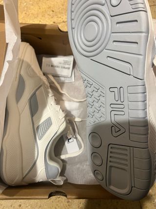 Zapatillas Fila Blancas y Grises
