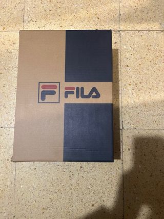 Zapatillas Fila Blancas y Grises