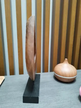 Figura decorativa gota madera