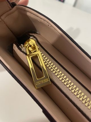 Bolso Guess Beige y Dorado Monogram