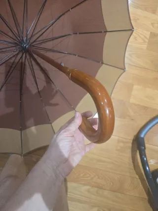 Paraguas manual beige y marrón