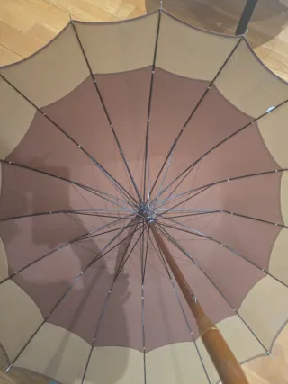 Paraguas manual beige y marrón