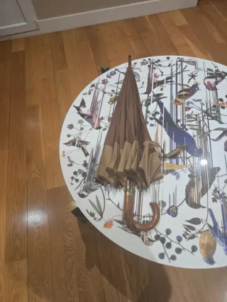 Paraguas manual beige y marrón