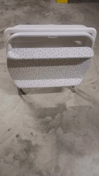 Cambiador de bebé con bandeja