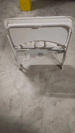 Cambiador de bebé con bandeja