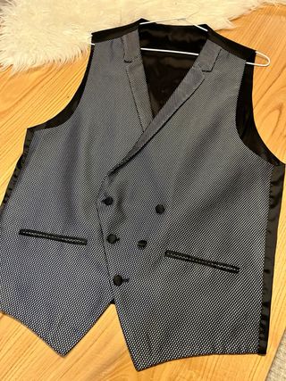 Traje de novio azul marino.