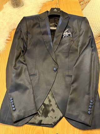 Traje de novio azul marino.